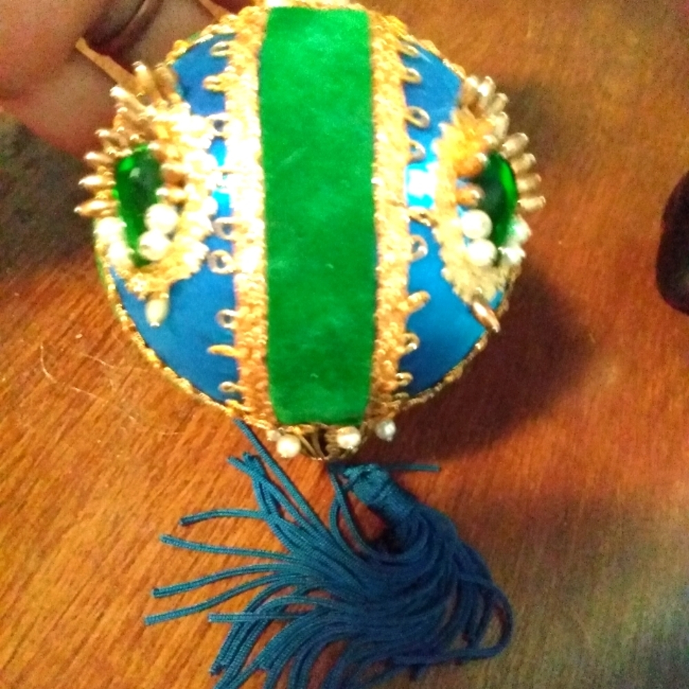 Christmas ornament pushpin push pin vintage